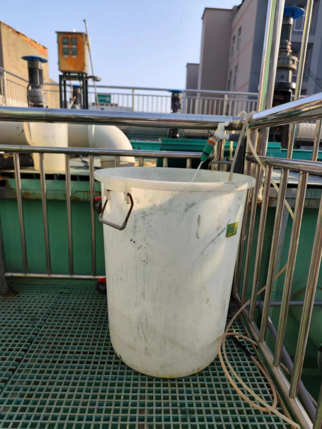 放消泡剂的水桶.png|150